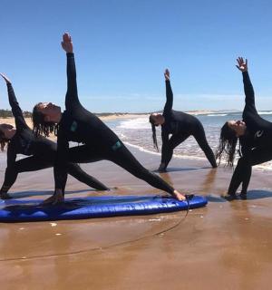 一群人站在海滩上的冲浪板上