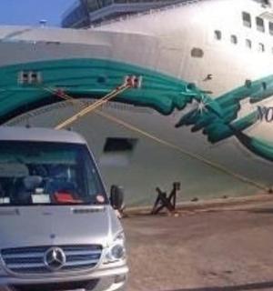 一辆停在游轮前的货车