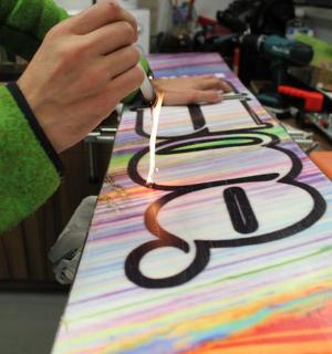 一个人拿着一张桌子，桌子上放着一个牌子