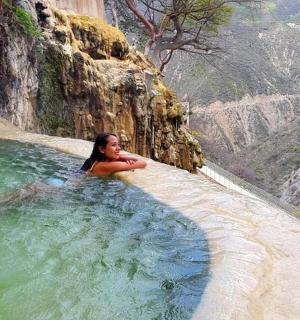 一名女子在峡谷的水池中