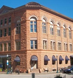 velká cihlová budova s auty zaparkovanými před ní