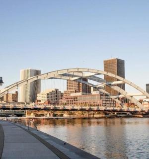 城市旁边的河上的一座桥