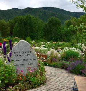 zahrada s květinami a hrobem uprostřed