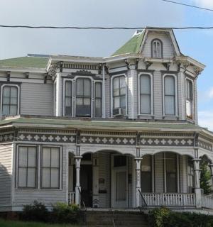 街道上带门廊的老房子