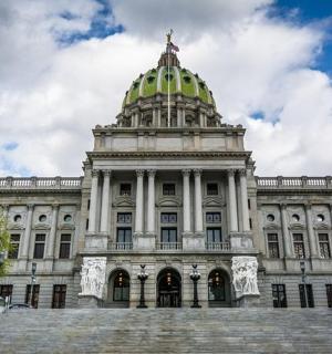 budova s kupolí na vrcholu