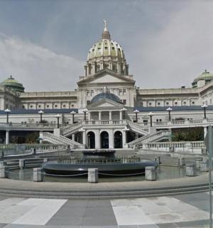 一座前面有喷泉的大楼