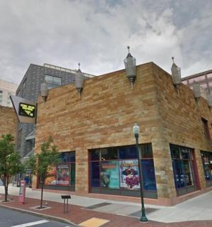 城市街道上的一座大型砖砌建筑