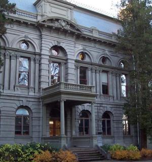 一座前面有楼梯的白色大楼