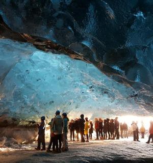 一群人站在冰洞里