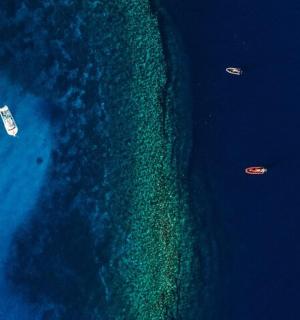 海上船只的俯视图