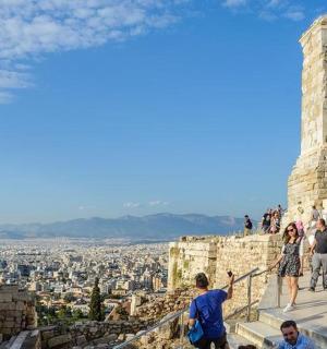 skupina lidí stojící na střeše budovy