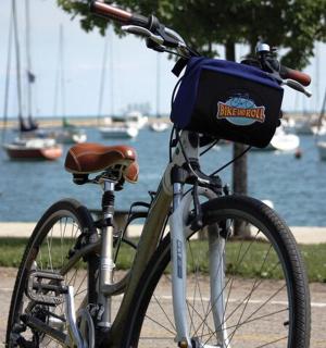 kolo zaparkované vedle vodní plochy s loděmi