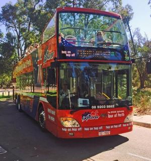 一辆双层巴士在街上行驶