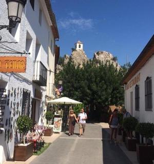 группа людей, идущих по улице