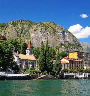 เมืองบนน้ำด้านหน้าภูเขา