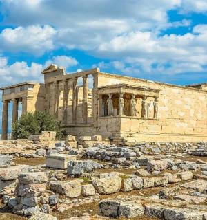 一座前面有一堆岩石的古建筑