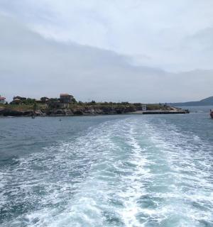 一艘船在水中留下了尾流