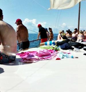 一群人在水中的船上