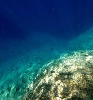 pohled na oceán s velkým objektem ve vodě