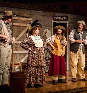 skupina lidí stojících na pódiu