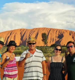 一群人站在艾尔斯岩前