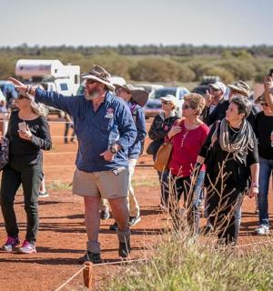 一群人站在土路上