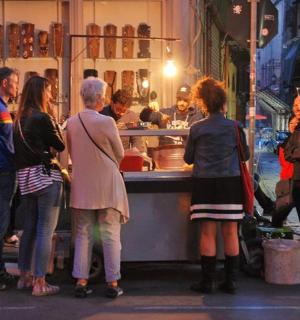 一群人围着一辆餐车