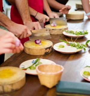 一群人围坐在桌旁,吃着食物