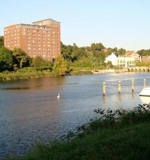 一艘船停靠在一条有建筑物的河上