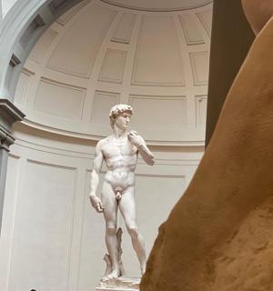 博物馆里站立的男人雕像