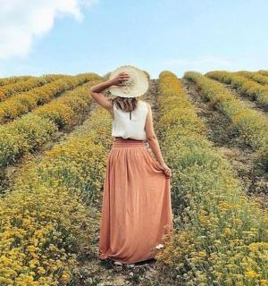 žena stojící v poli květin