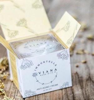 eine kleine Schachtel mit einer Kerze auf einem Holztisch