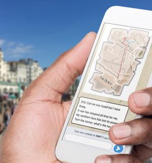 一个人举着带有地图的手机