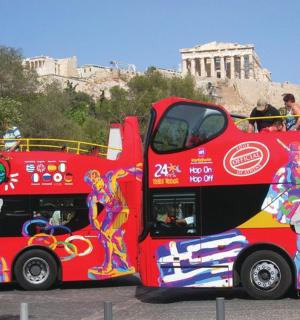 červený dvoupatrový autobus zaparkovaný před Koloseem