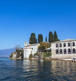 建筑物前水中的一艘船