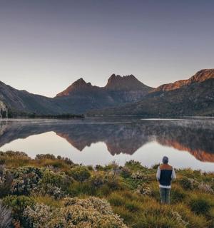 一名男子站在一片水域前
