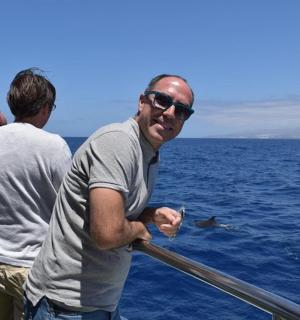 ein Mann, der auf einem Boot im Wasser steht