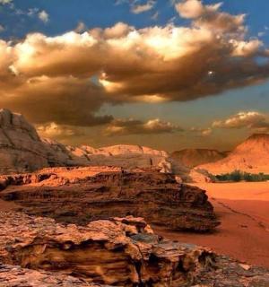 pohled na poušť s kameny a zamračenou oblohou