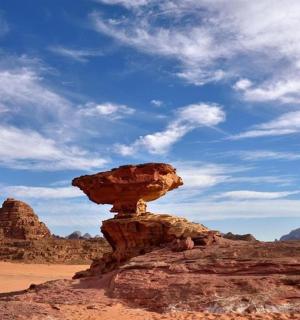 skalní útvar uprostřed pouště