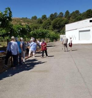 一群人站在停车场