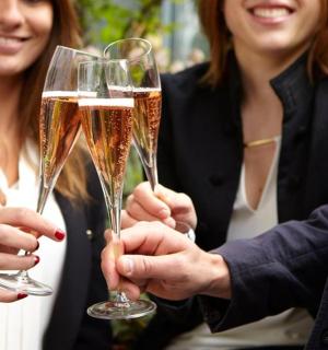 两个人手里拿着香槟杯