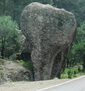 ein großer Stein am Straßenrand