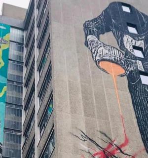 建筑物侧面的风筝画