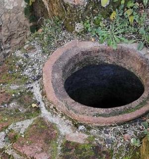 坐落在岩石顶上的旧厕所