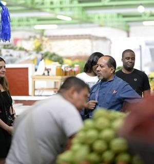 一群人站在杂货店里