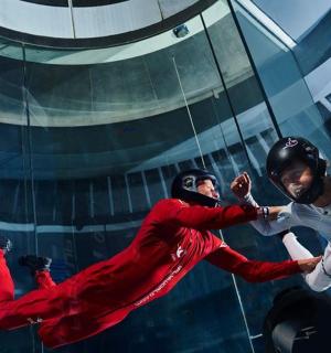 两个人在荡秋千