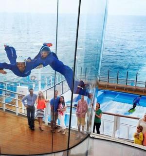 一群人站在游轮甲板上