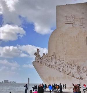 一群人围着一座大雕像