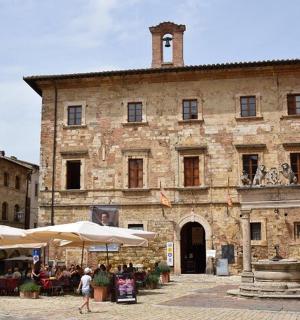 un vecchio edificio con un ombrellone di fronte