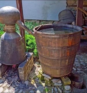 放在壁炉上的木桶